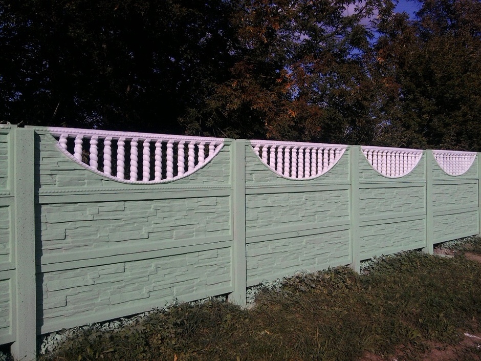 Покраска бетонного забора. Бетонный забор ral7024. Крашеный забор. Бетонный забор крашеный.